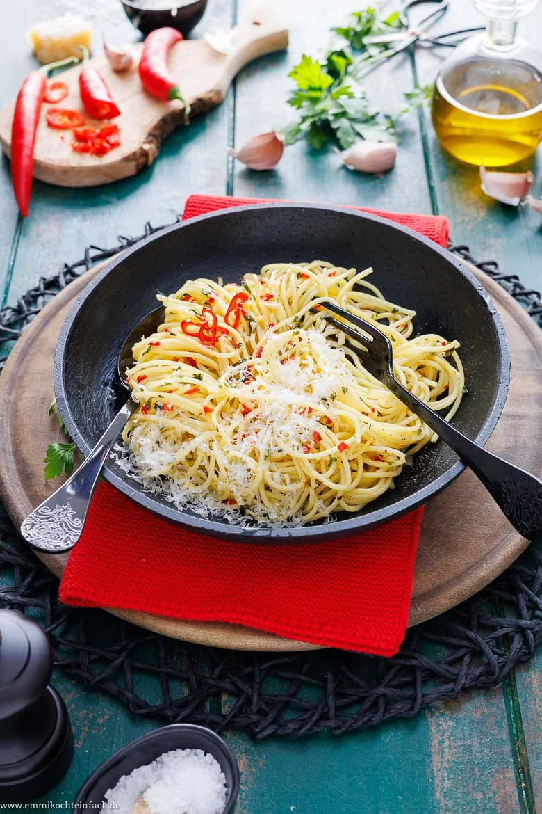Aglio-e-olio-Rezept mit Parmesan serviert