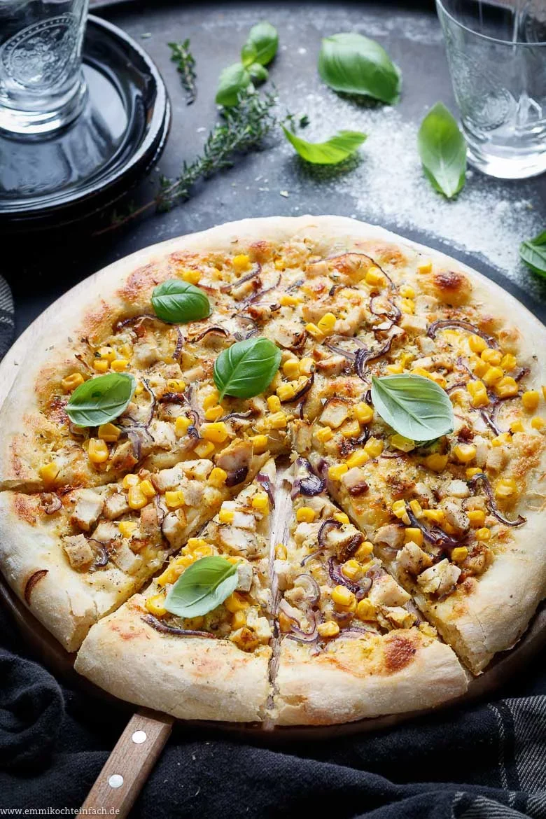 American Pizza mit Hühnchen, Zwiebeln und Mais