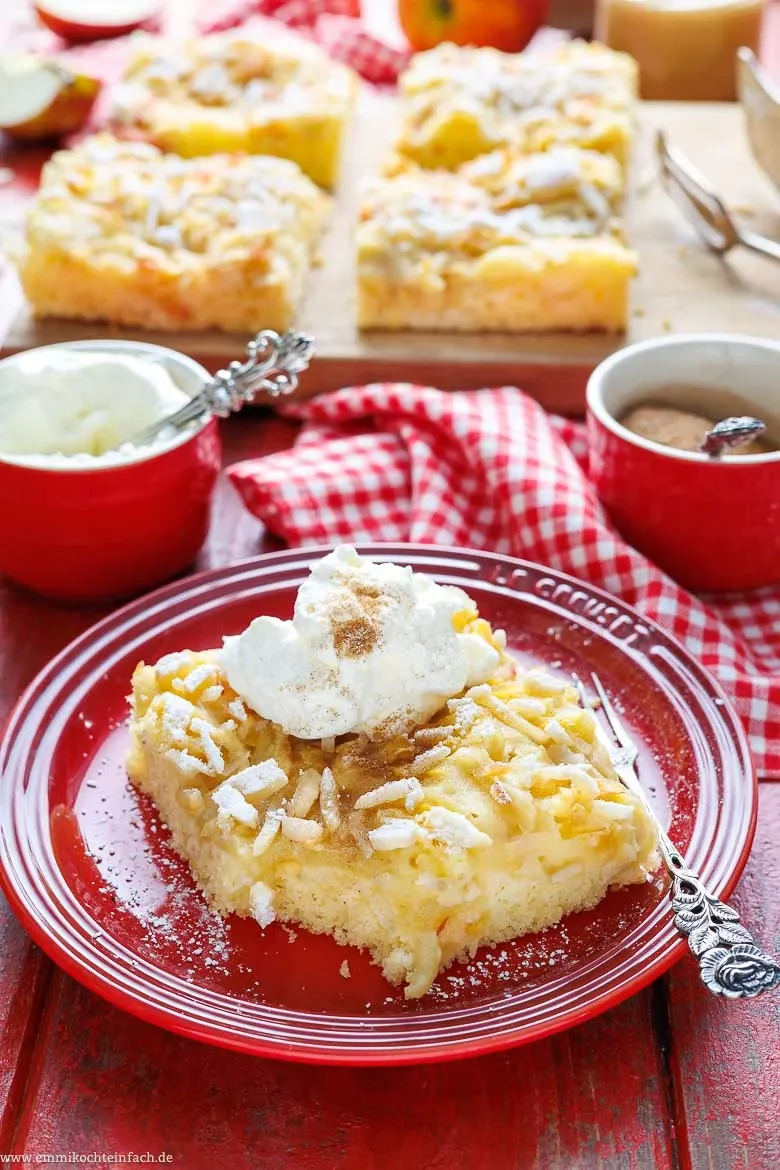 Apfelkuchen vom Blech, perfekt mit frischer Schlagsahne und Zimtzucker