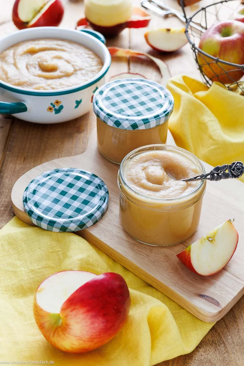 Apfelmus aus frischen Früchten in Schraubgläsern