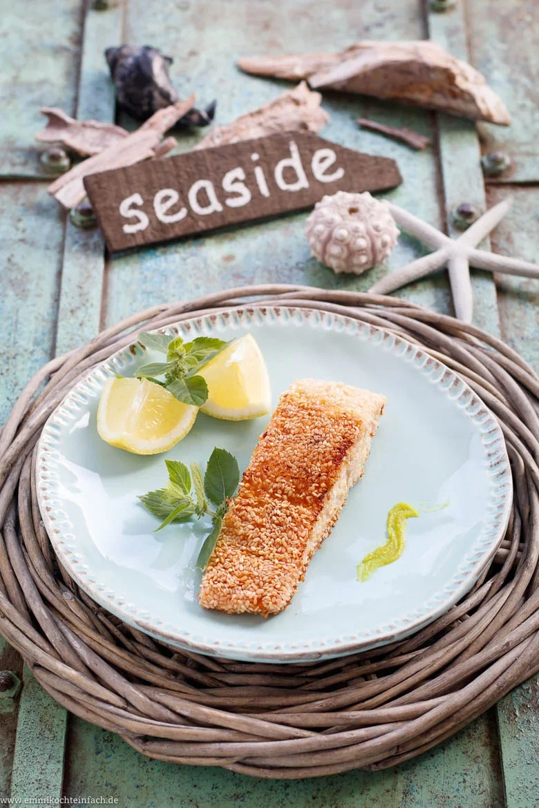 Asiatisches Lachsfilet mit Wasabi und Sesam