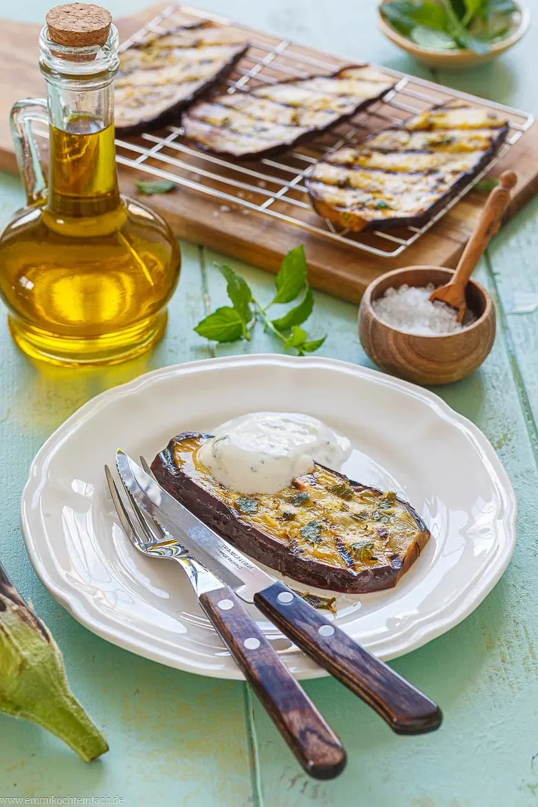Aubergine, mariniert, mit Dip