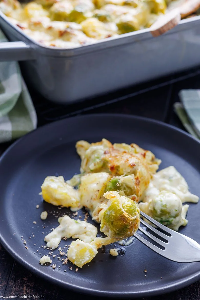 Auflauf mit cremiger Soße und Rosenkohl