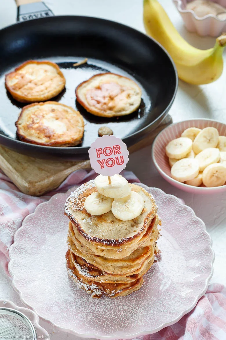 Bananen-Pancakes klassisch zubereitet und serviert.