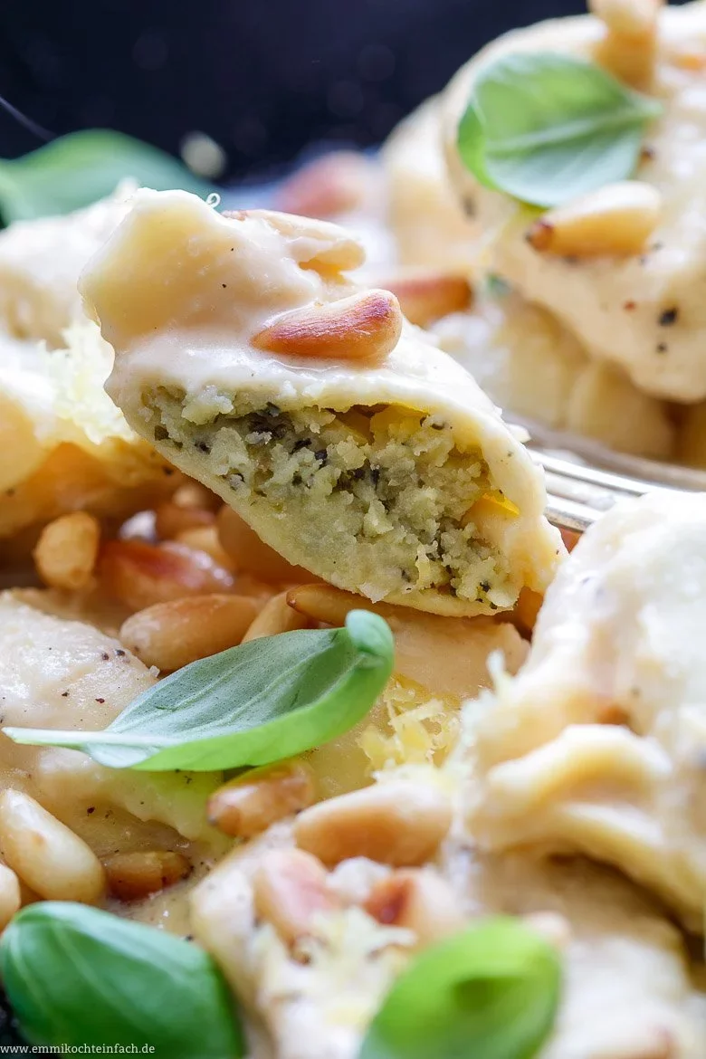 Basilikum-Pesto-Tortelloni in Zitronensauce - www.emmikochteinfach.de