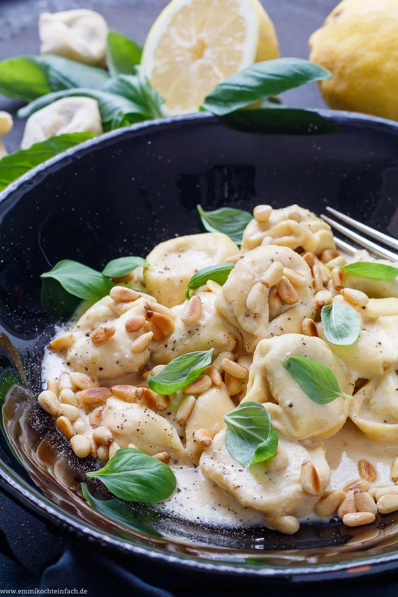 Basilikum-Pesto-Tortelloni in Zitronensauce - www.emmikochteinfach.de