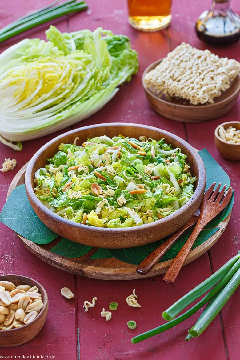 Yum-Yum-Salat mit Instantnudeln und Chinakohl