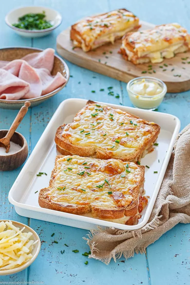 Überbackener Toast mit Schinken, Käse und Béchamelsauce