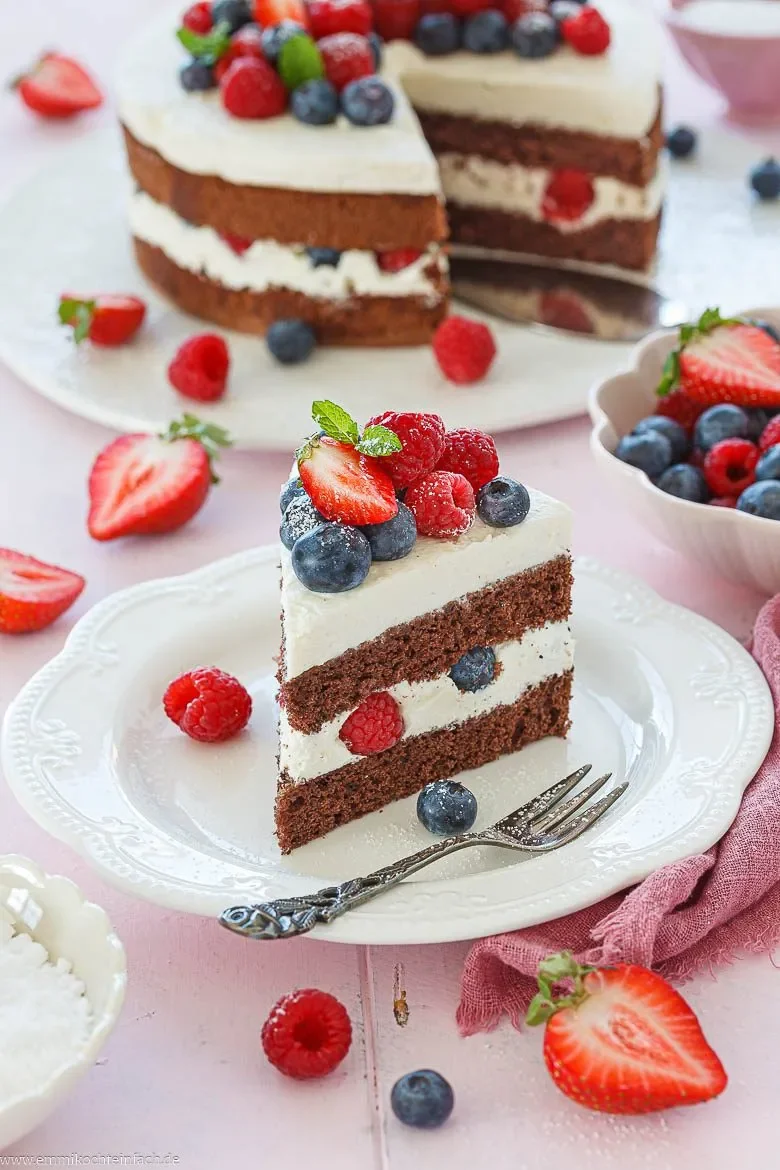 Naked Cake mit Biskuitteig