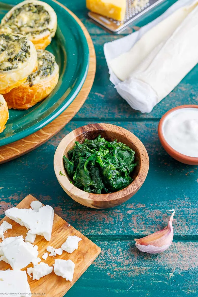 Blätterteigschnecken Zutaten wie Spinat und Feta