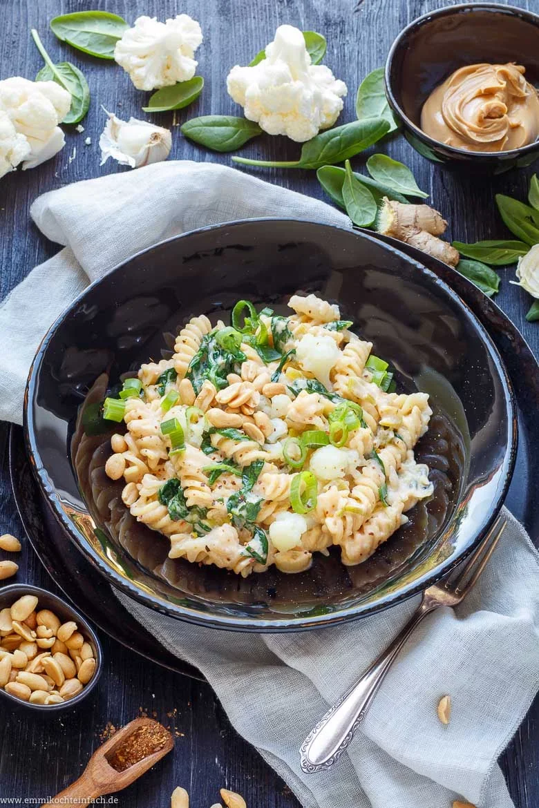 Blumenkohl Pasta in pikanter Erdnussbuttersoße