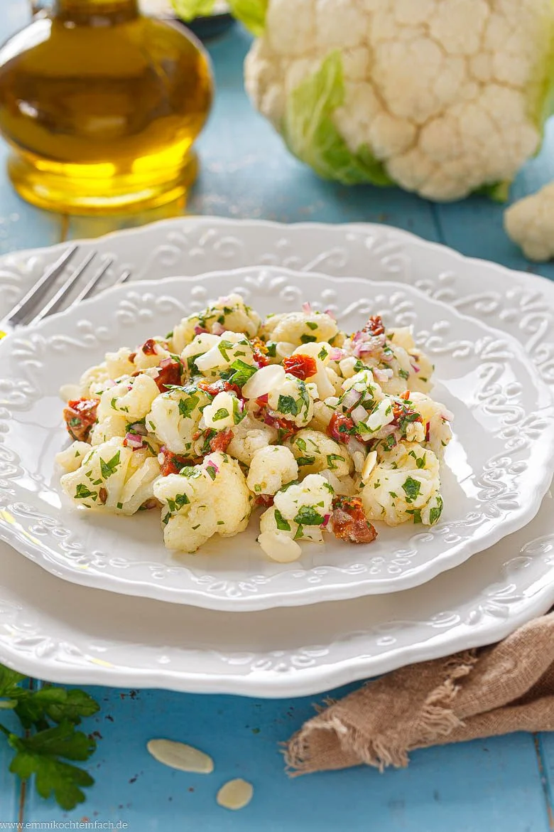 Blumenkohlsalat als Beilage und leichtes Hauptgericht servieren