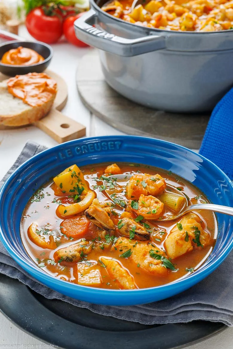 Bouillabaisse mit frischem Fisch, Garnelen und Muscheln