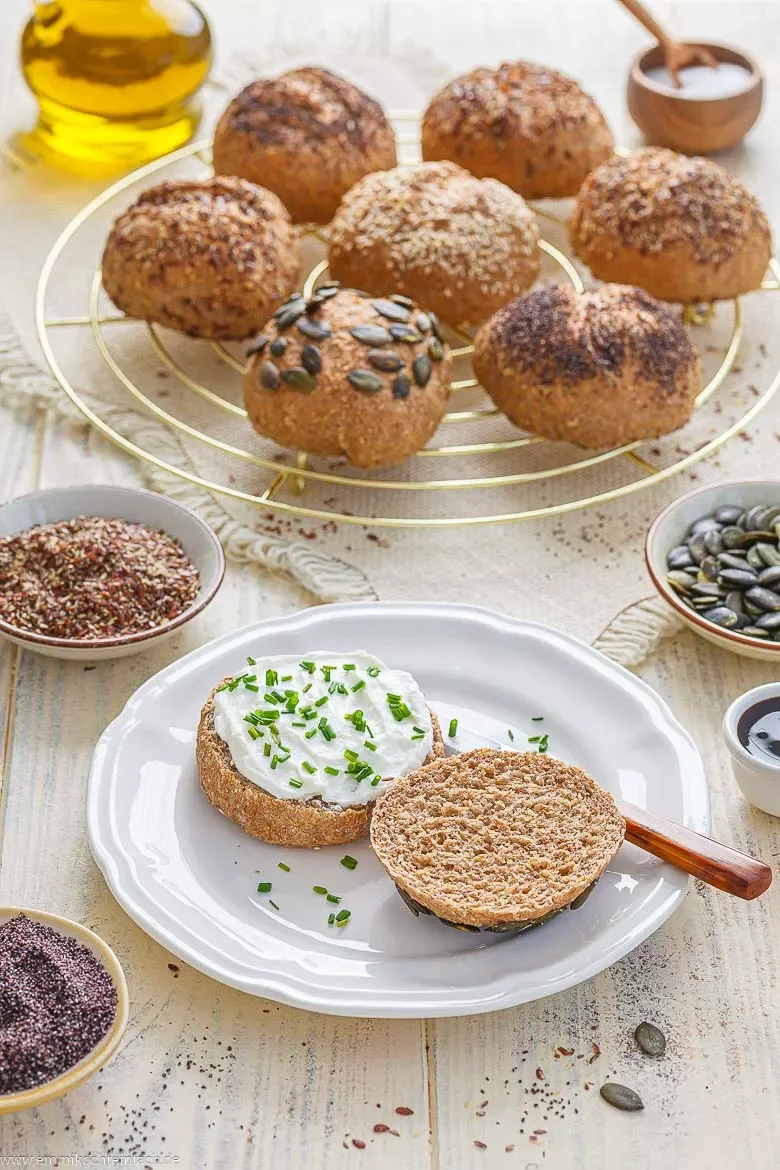 Brötchen aus Vollkornmehl zum Frühstück