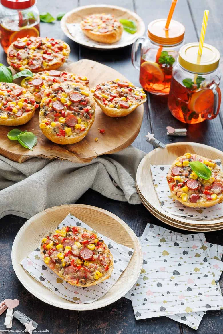 Brötchen mit Pizza-Belag als herzhaftes Fingerfood