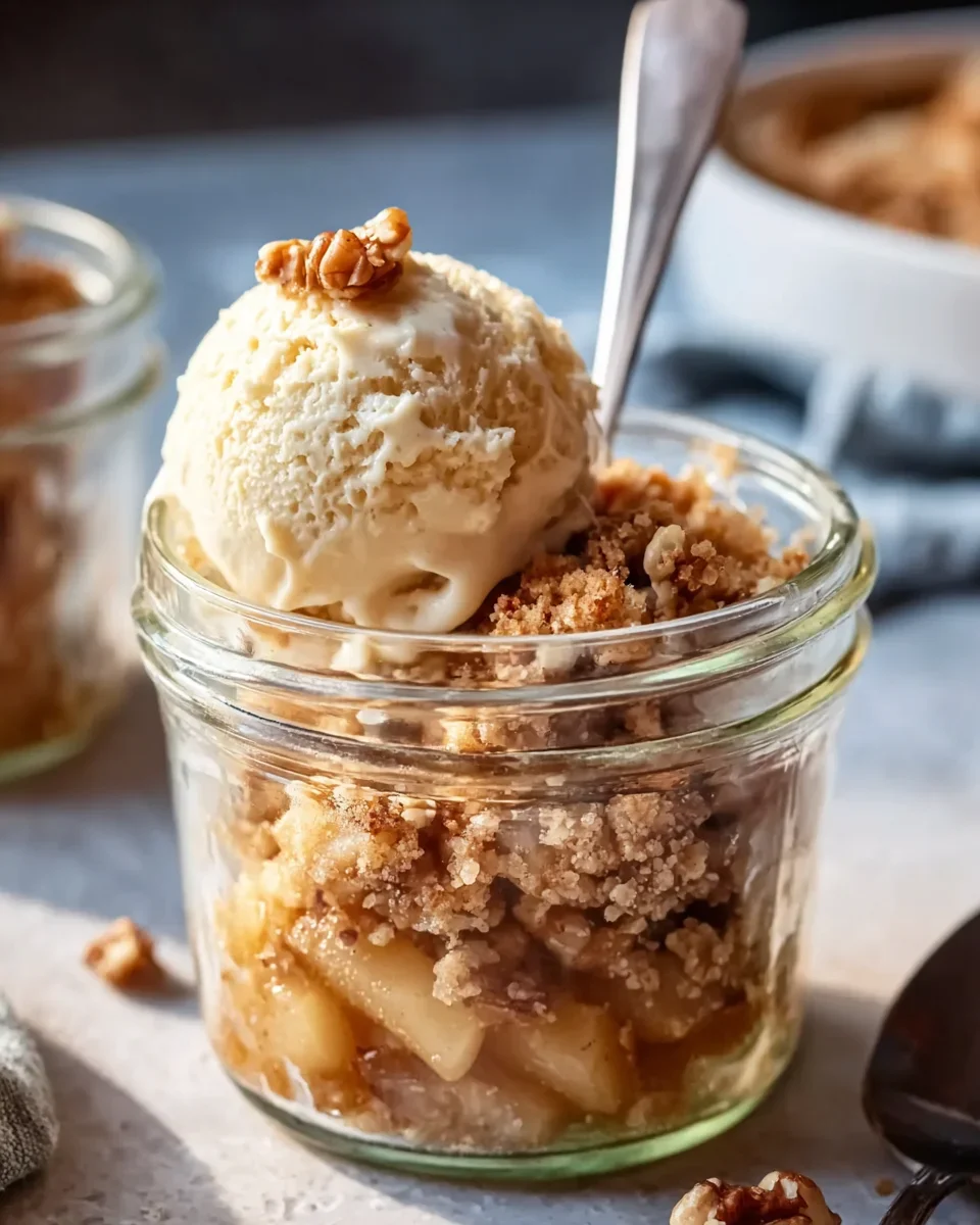 Bratapfel Crumble mit Vanilleeis – ein himmlisches Dessert!