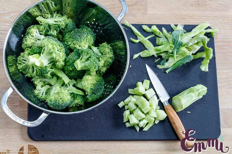 Brokkoli schneiden für das Brokkolisuppe Rezept