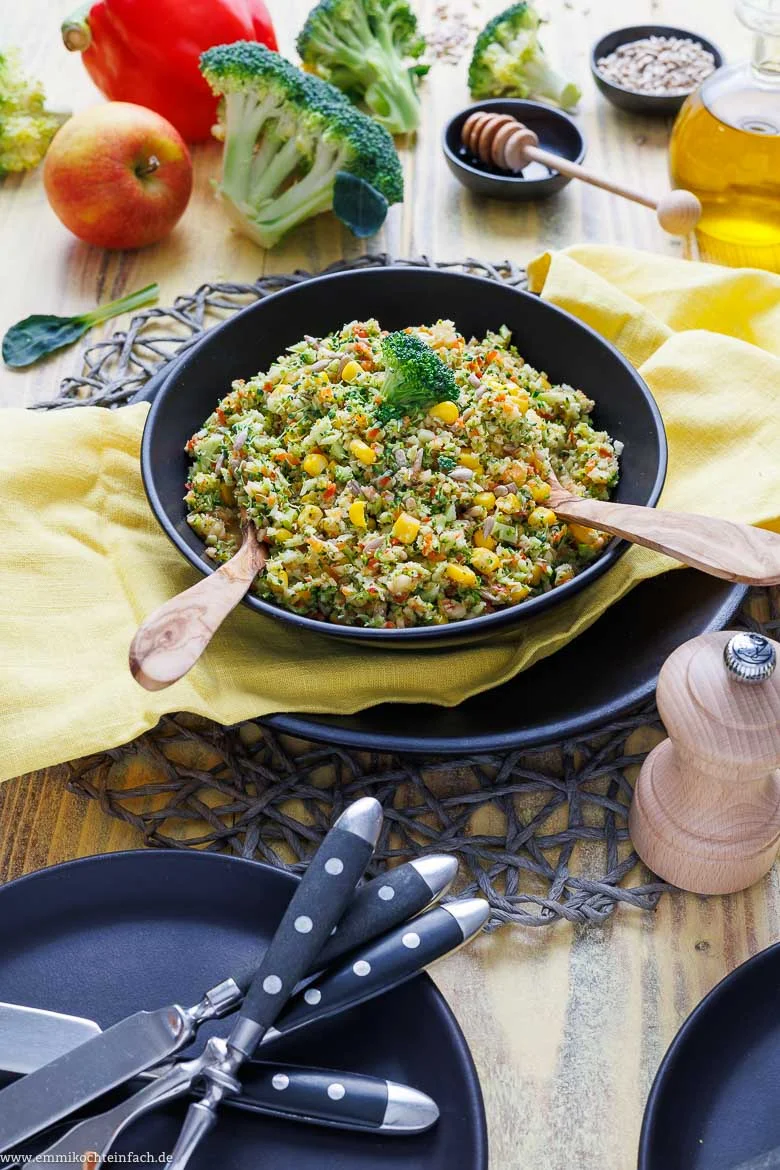 Brokkolisalat mit Apfel und Paprika