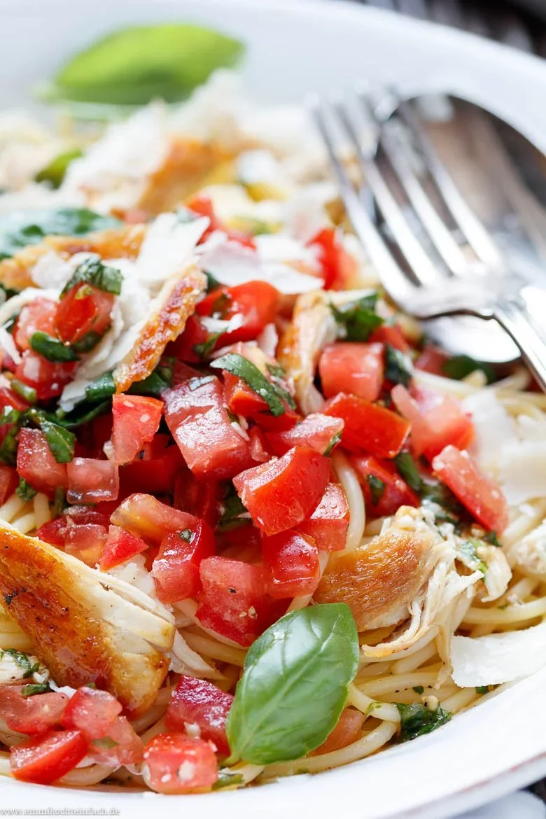 Bruschetta Pasta mit Hähnchenstreifen - www.emmikochteinfach.de