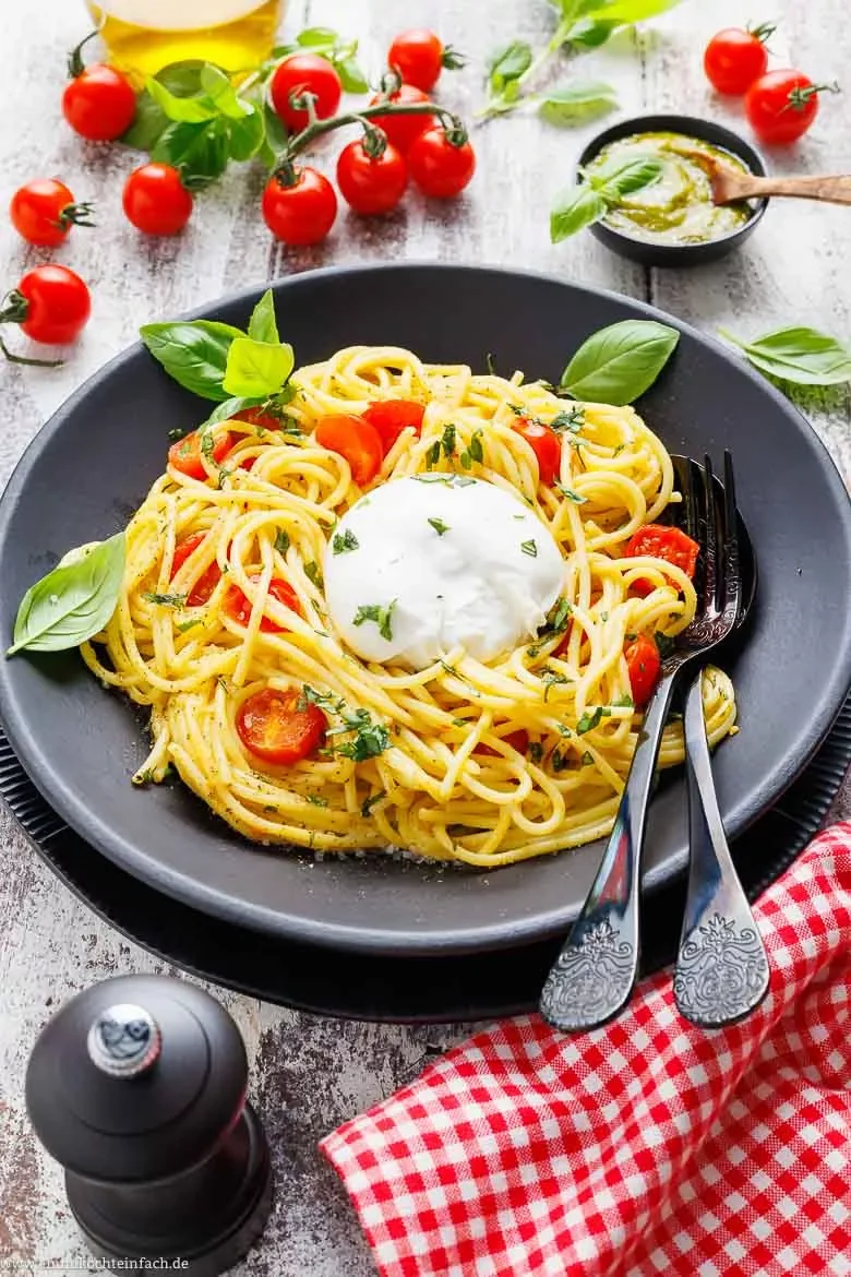 Burrata in Pasta mit Tomaten