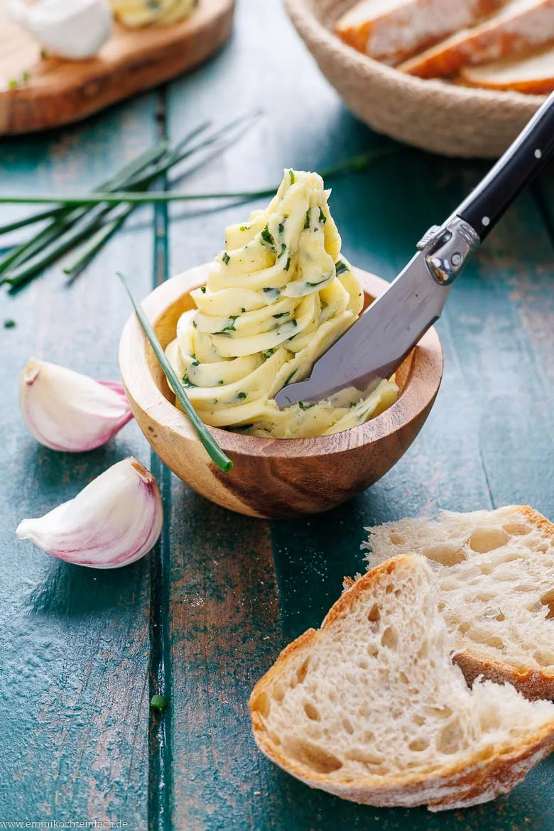 Butter mit Knoblauch und Schnittlauch im Schälchen serviert