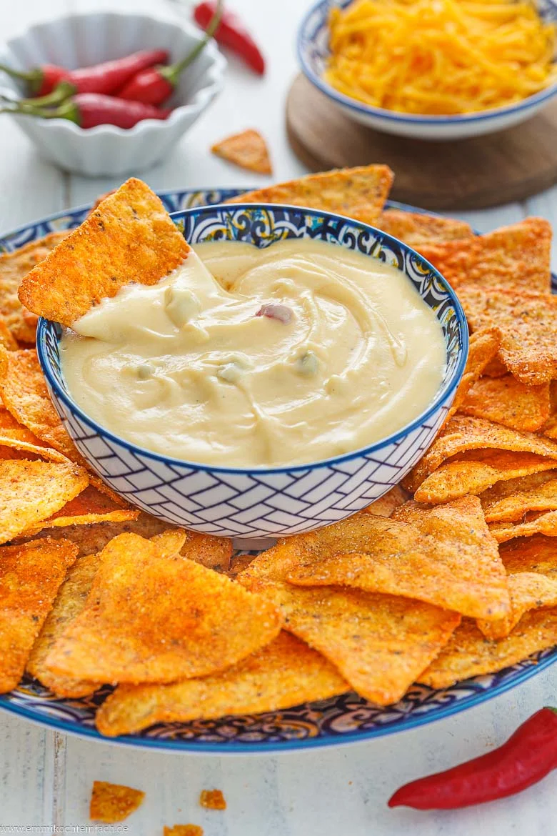 Chili-Cheese-Sauce zu Pommes, Burgern oder Nachos