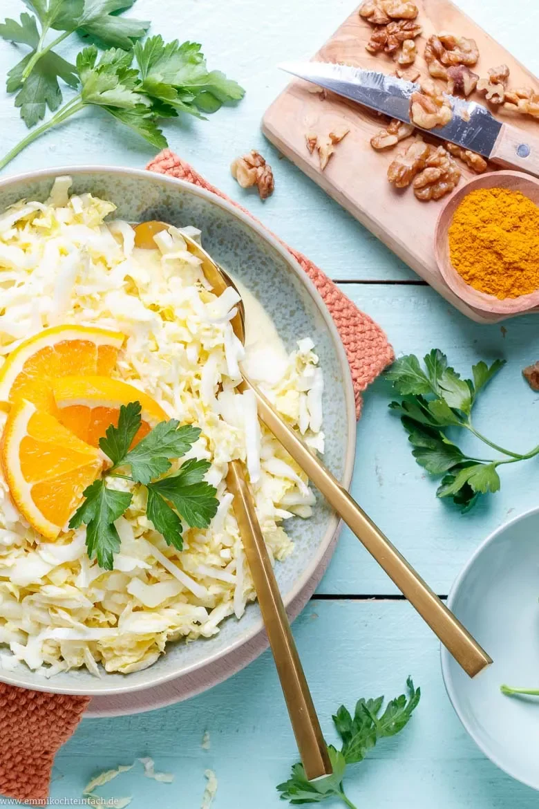 Chinakohl Salat Zutaten: Curry, Orange und Walnüssen
