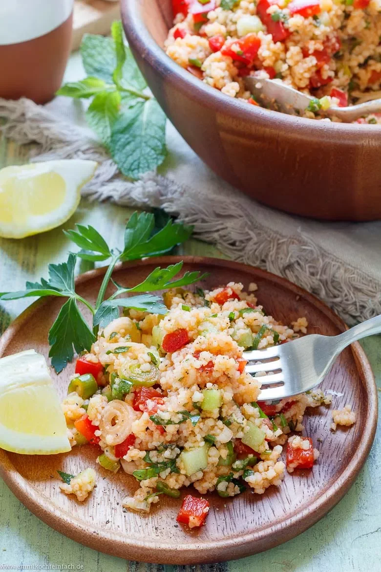 Couscous Salat auf dem Teller mit Zitrone