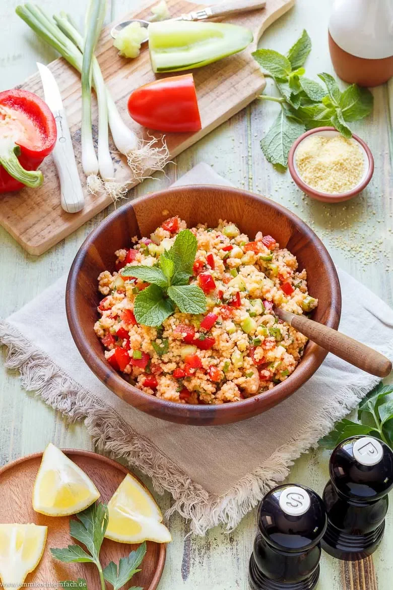 Couscoussalat mit Tomaten, Gurken und Paprika