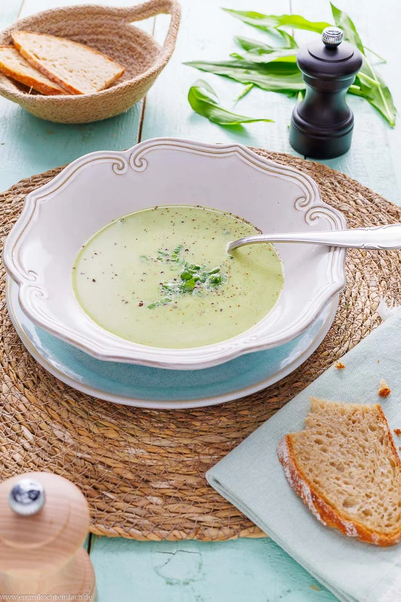 Cremige Bärlauchsuppe mit Pfeffer getoppt