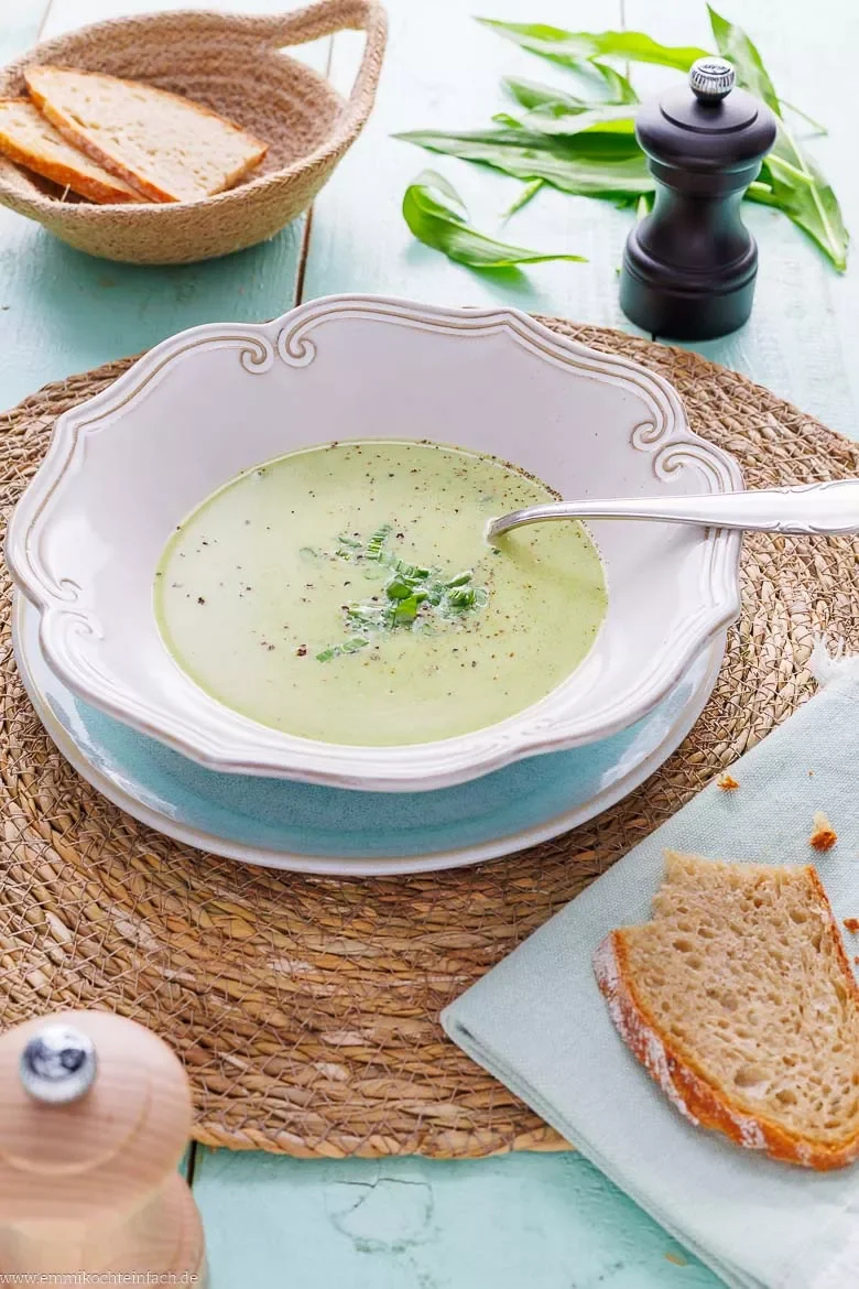 Cremige Bärlauchsuppe mit Pfeffer getoppt