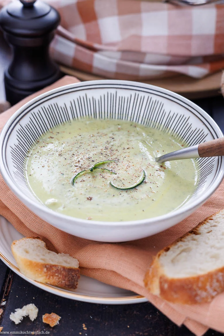 Cremige Zucchini Suppe schnell & einfach