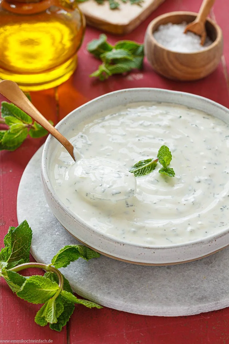 Cremiger Joghurt-Dip mit Minze und Knoblauch