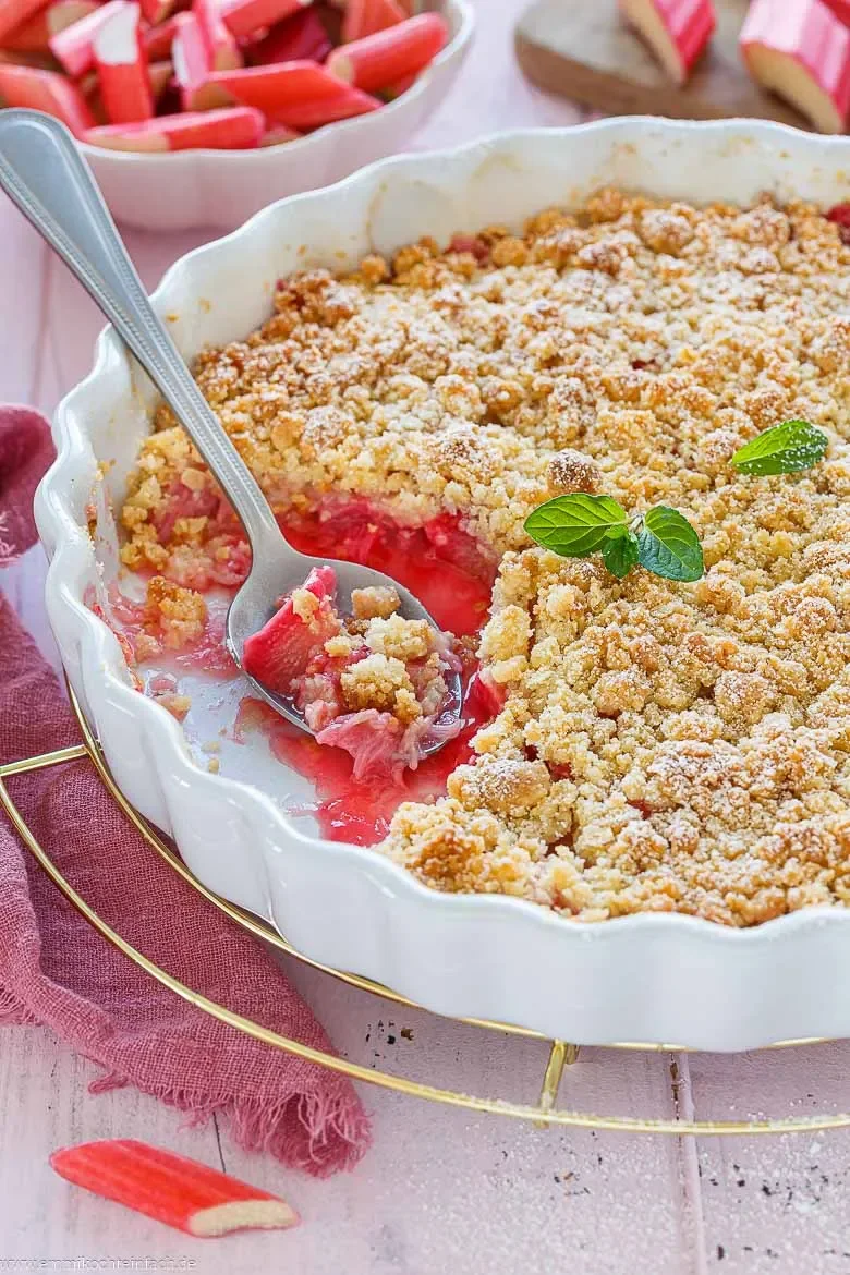Crumble mit frischem Rhabarber und Himbeeren