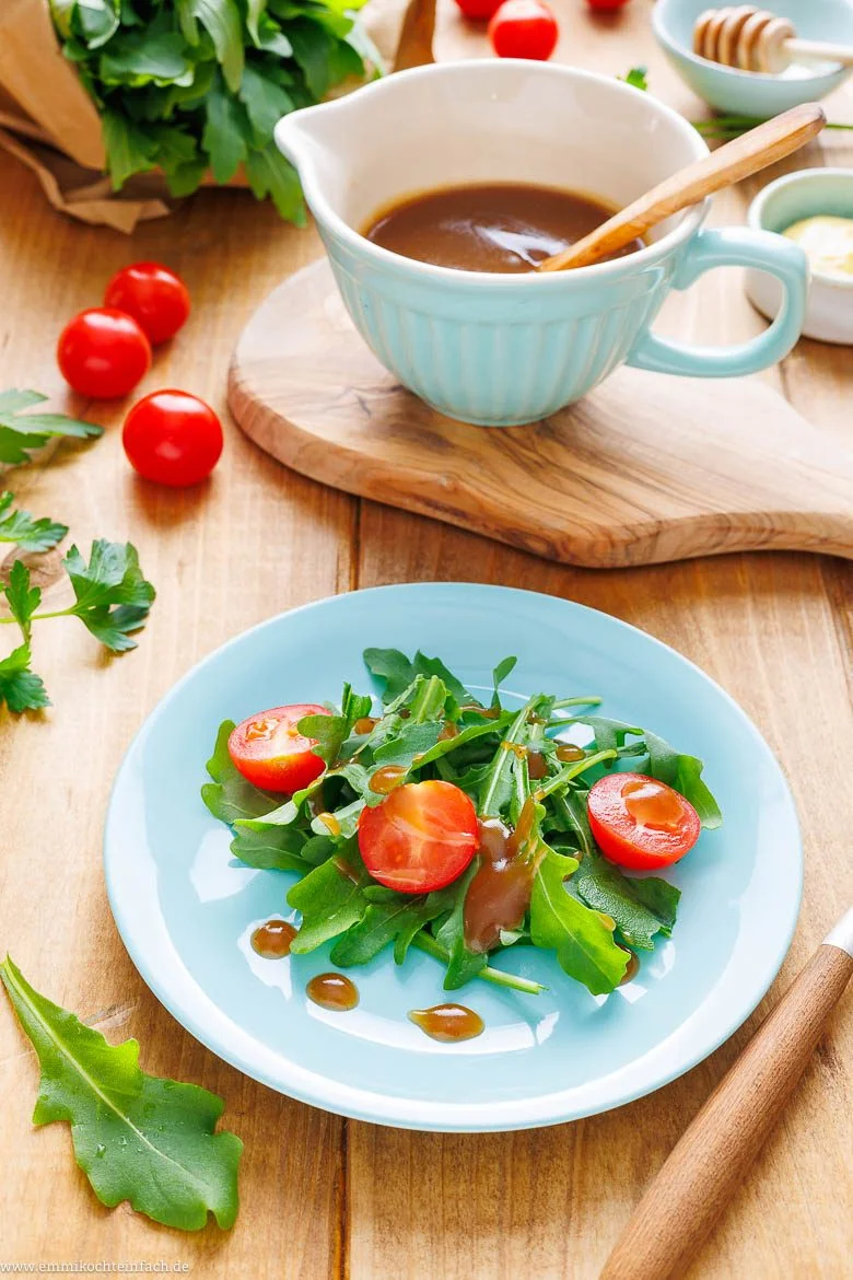 Das dunkle Salat-Dressing mit Balsamico
