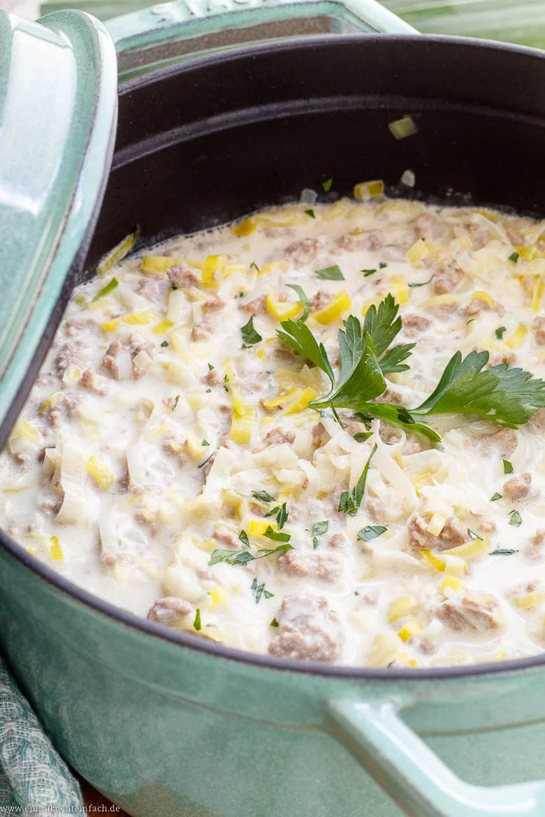 Deftige Suppe mit Gemüse, Frischkäse und Hackfleisch