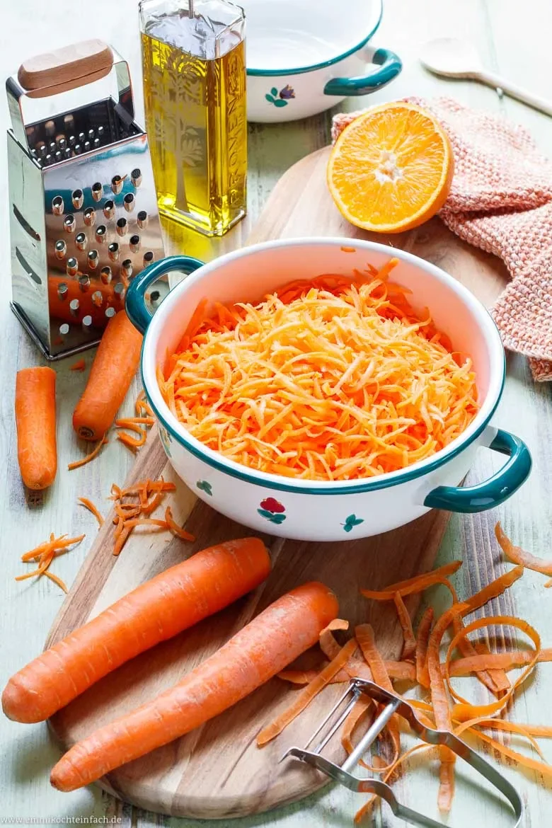 Der Salat mit Möhren mit fruchtigem Dressing aus Orangensaft