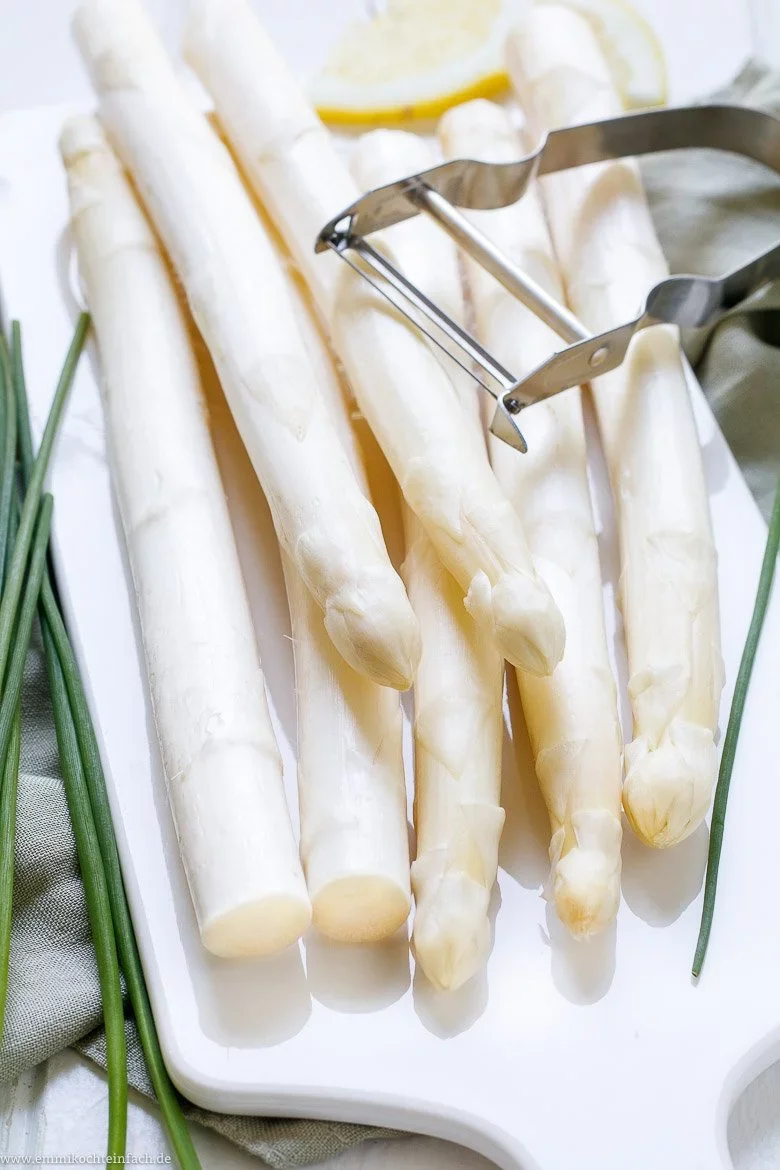 Die Basiszutat für Spargelcremesuppe: frischer weißer Spargel.