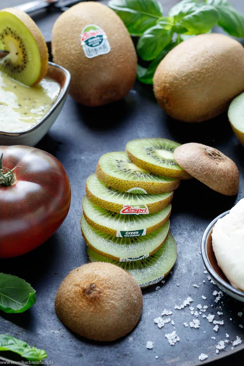 Caprese Salat mit green Kiwi – ein einfacher Salat