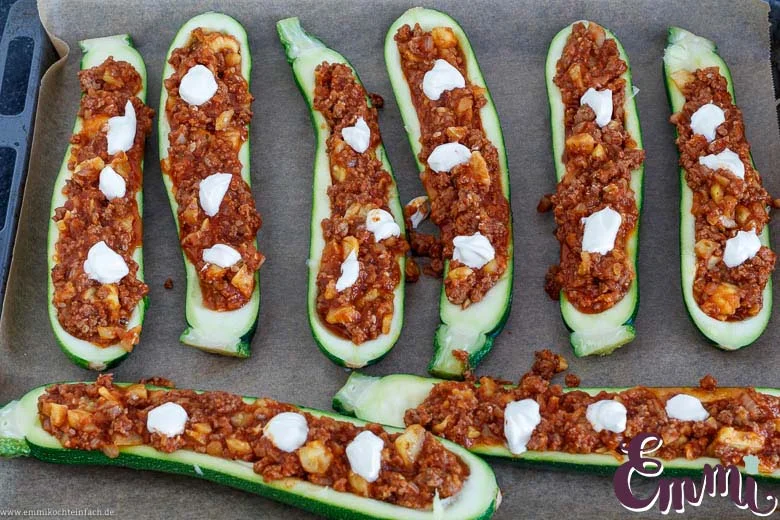 Die Hackfleisch-Füllung für die Zucchinihälften - www.emmikochteinfach.de