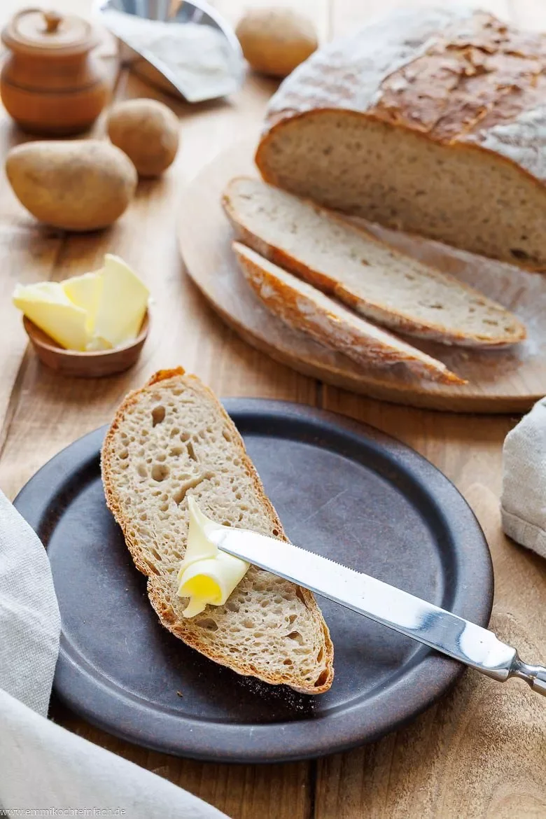 Dieses Brot aus Kartoffeln schmeckt so wunderbar herzhaft, am besten mit etwas Butter.