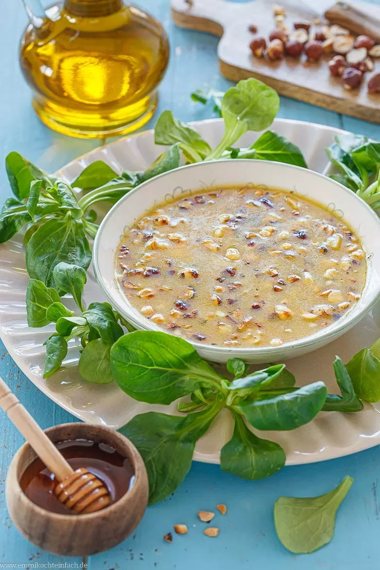 Feldsalat-Dressing mit Haselnüssen