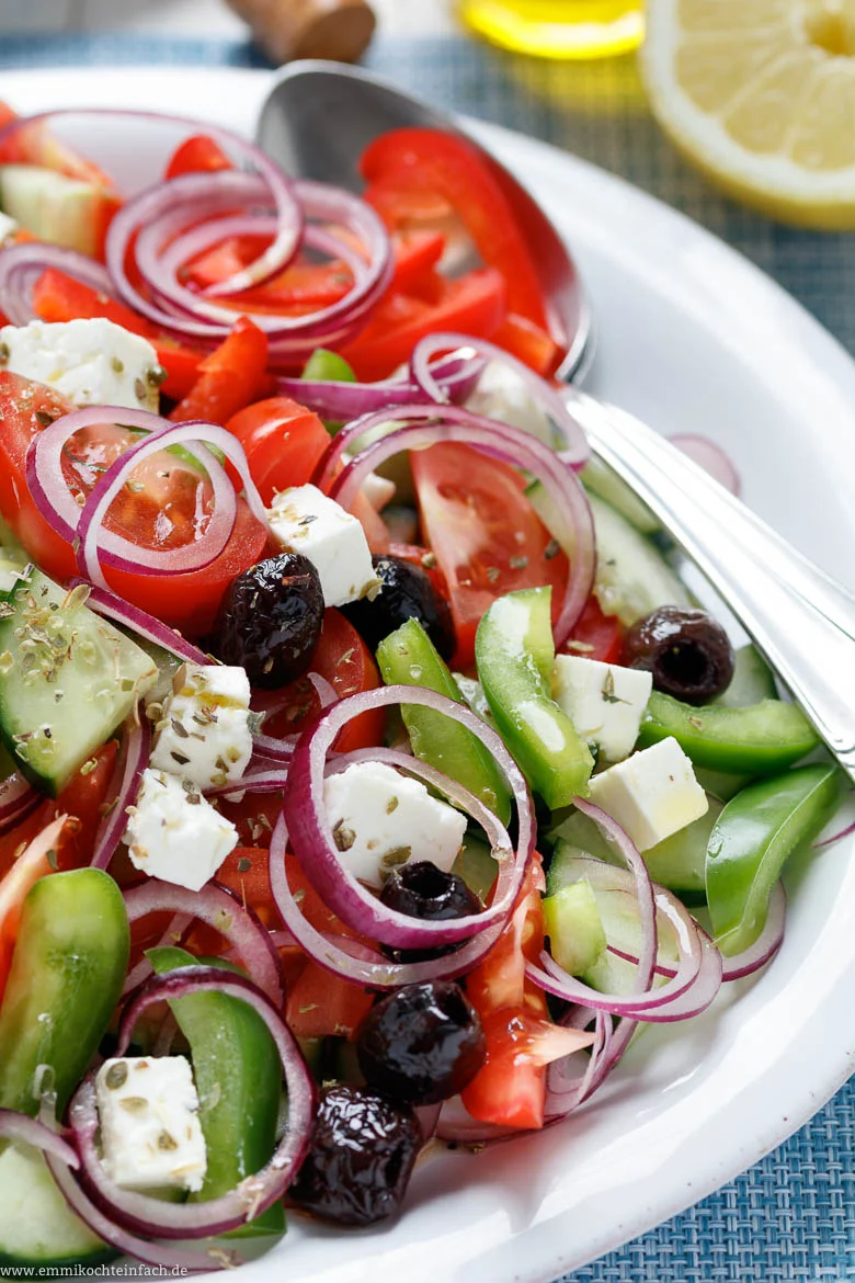 Ein leichter Salat mit frischem Gemüse, Feta und Oliven - www.emmikochteinfach.de