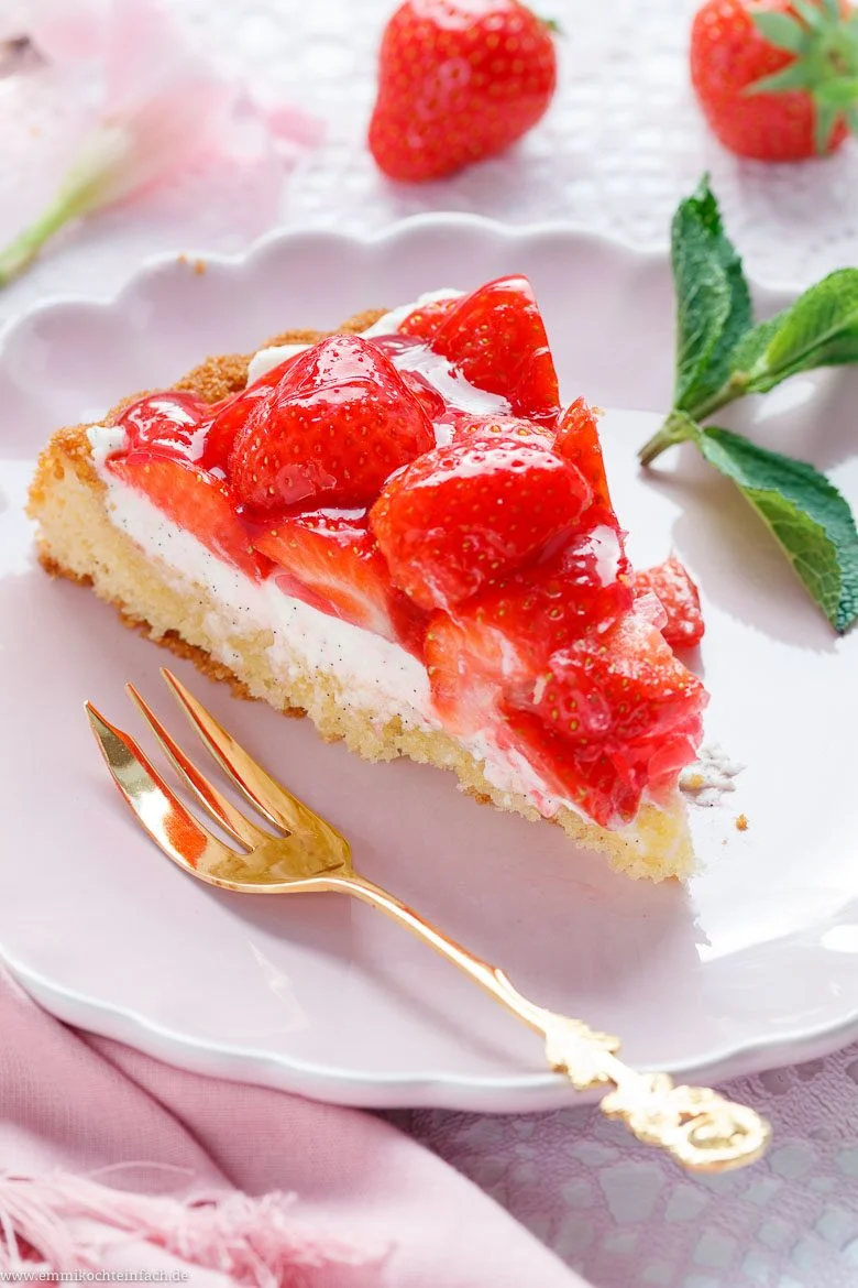 Ein Stück Erdbeerkuchen mit Mascarpone-Creme auf Kuchenteller