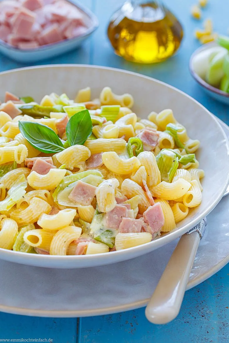Nudeln mit Schinken-Sahne-Soße