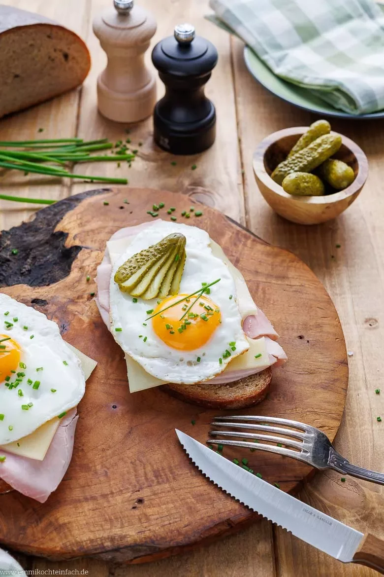 Einfache Hausmannkost mit Eier, Brot und Schinken