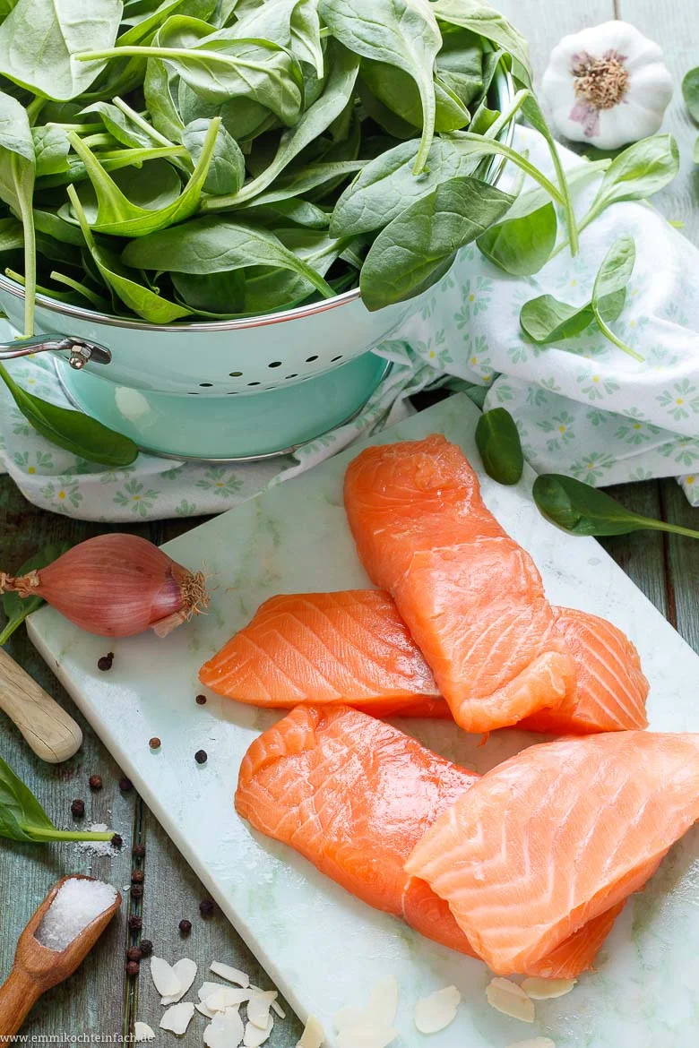Einfacher Ofen Lachs auf Spinat