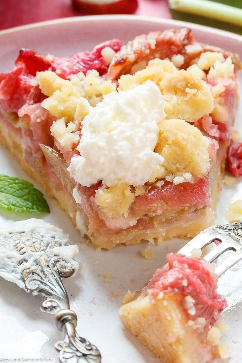 Einfacher Rhabarber Streuselkuchen - www.emmikochteinfach.de