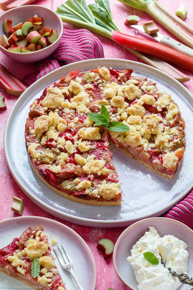 Einfacher Rhabarberkuchen mit Streusel - www.emmikochteinfach.de