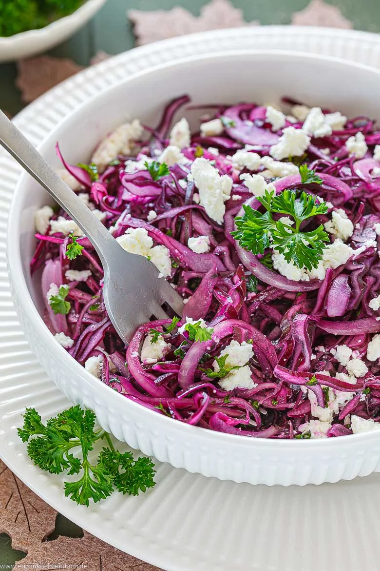 Einfacher und schneller Rotkohlsalat